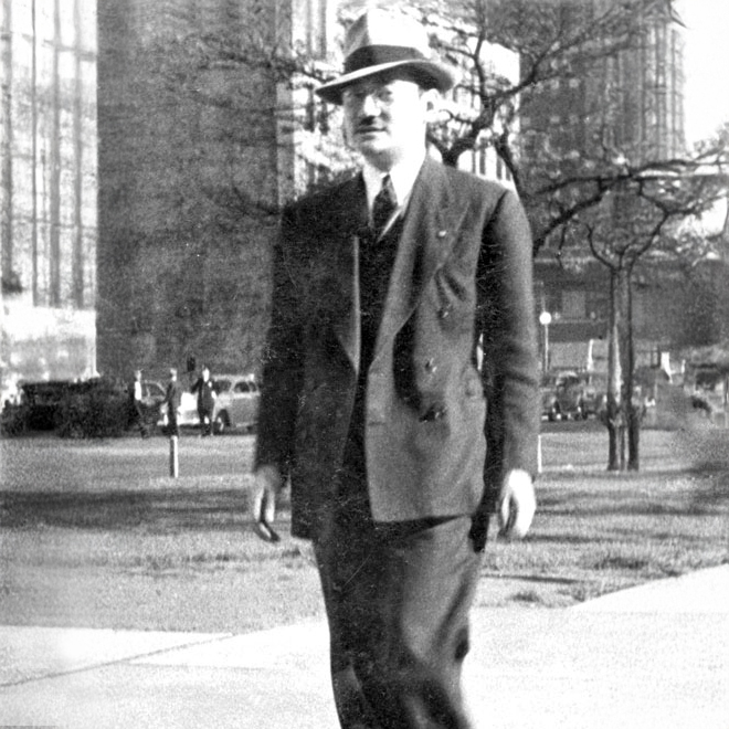 Minoru Yasui strolling