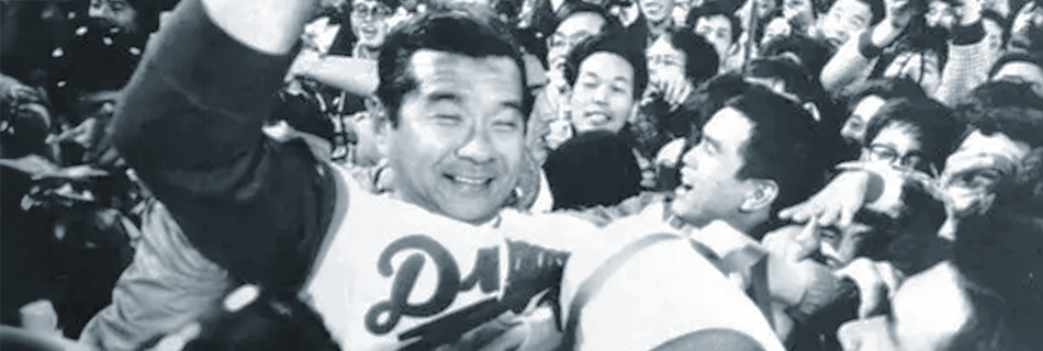 Wally Yonamine, then the manager of the Chunichi Dragons, being tossed in the air by players and fans after winning the Central League Championship, Chunichi Stadium, Nagoya, credit Kyodo