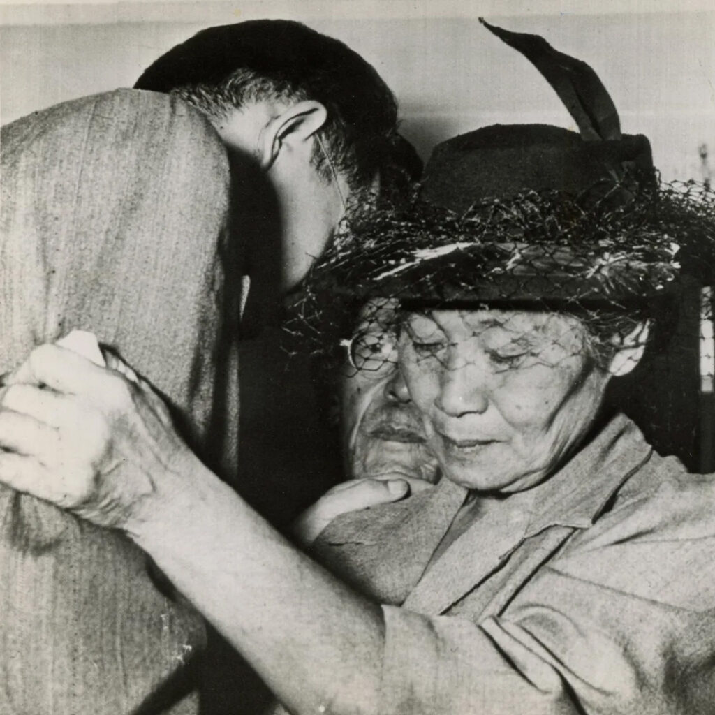 Tomoya Kawakita embraces his parents, Tose and Yasaburo Kawakita, after his sentencing on October 8, 1948.