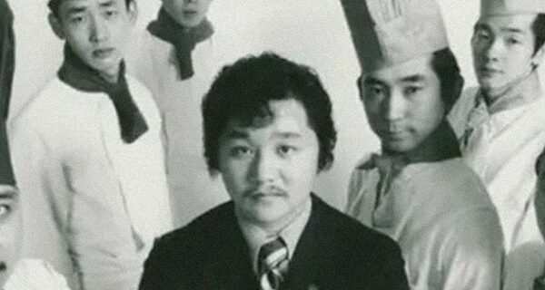 Hiroaki Rocky Aoki surrounded by Benihana chefs