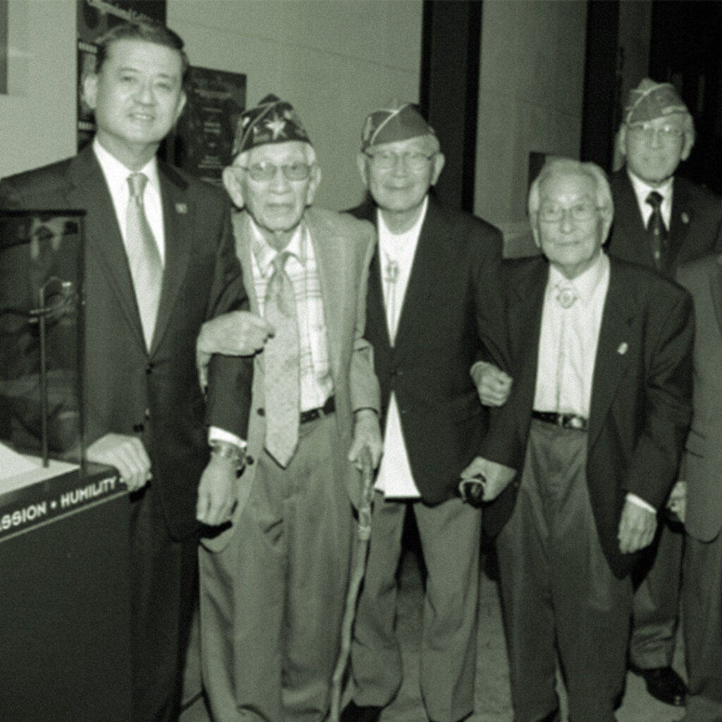 Shinseki with 100th Infantry Battalion and 442nd Regimental Combat Team veterans.