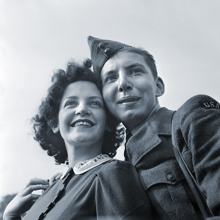 Robert Ames and Norah McMullen, American Boy Meets British Girl, Bournemouth England 1941, credit Imperial War Museums
