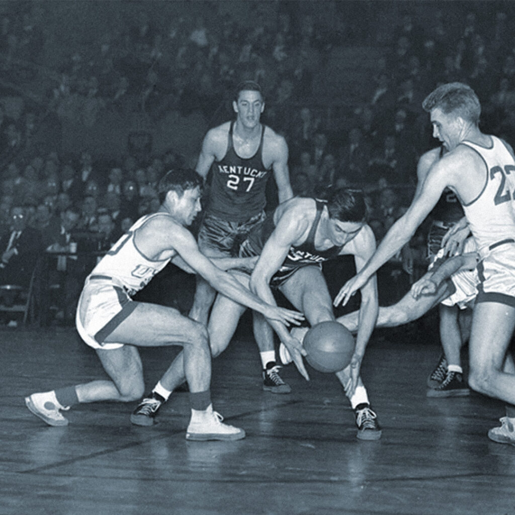 Wat Misaka scrambling for a loose ball at Madison Square Garden, 1947.