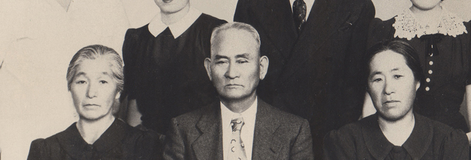 Gonzo (center) and Fuji (right) Mimaki with an unknown woman, c1940